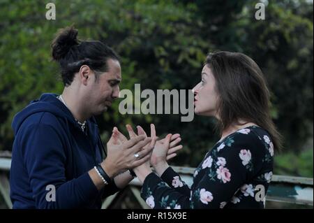 Jeune couple arguing in public Banque D'Images