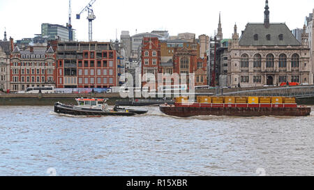 Londres, Royaume-Uni - 20 novembre 2013 : Barges avec des conteneurs tirée par un remorqueur sur la Tamise à Londres, au Royaume-Uni. Banque D'Images