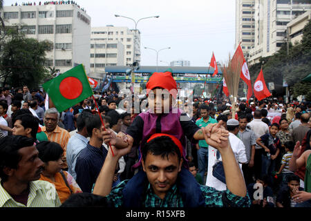 Peuples autochtones du Bangladesh participent à une manifestation demandant la peine de mort pour les criminels de guerre du pays, à Dhaka, au Bangladesh. Sur 2013 Banque D'Images