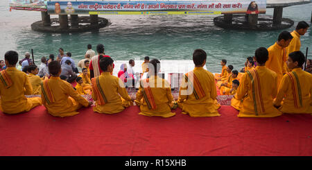 Rituel de dévotion au cours de performances Ganga Aarti, Rishikesh, Dehradun, Inde Uttarakhand, District Banque D'Images