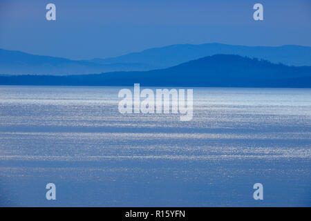 Matin ciel au-dessus du détroit de Haro et de Cordova Bay, Victoria (Cordova Bay), BC, Canada Banque D'Images