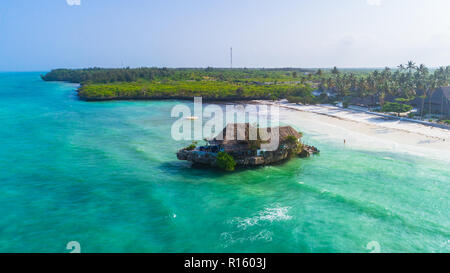 Vue aérienne. Restaurant sur la roche. Zanzibar, Tanzanie. Banque D'Images