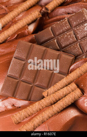 La crème glacée au chocolat et rouleaux de gaufrettes. La crème glacée de la Couronne close-up. Banque D'Images