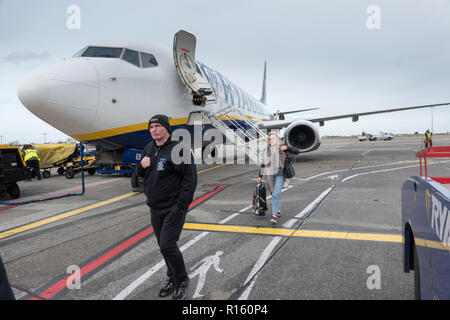 Les passagers qui quittent un avion de Ryanair à l'aéroport de Dublin Banque D'Images