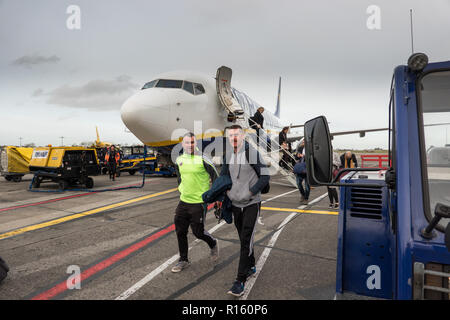 Les passagers qui quittent un avion de Ryanair à l'aéroport de Dublin Banque D'Images