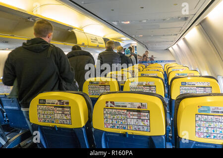 Les passagers qui quittent un avion de Ryanair à l'aéroport de Dublin Banque D'Images