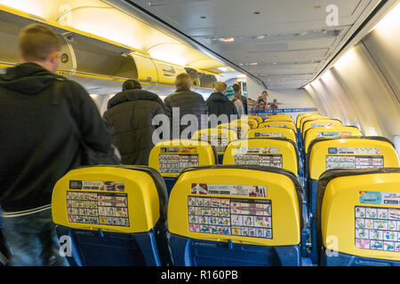 Les passagers qui quittent un avion de Ryanair à l'aéroport de Dublin Banque D'Images