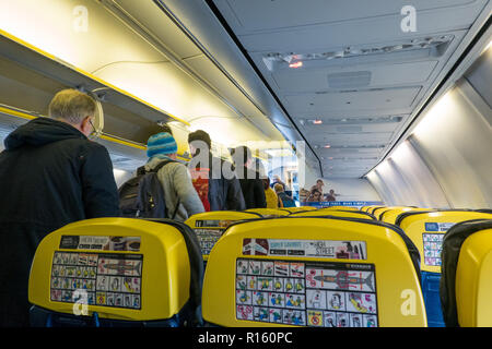 Les passagers qui quittent un avion de Ryanair à l'aéroport de Dublin Banque D'Images