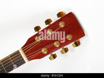 Instrument de musique - guitare cou peghead tuning peg guitare acoustique sur un fond blanc. Banque D'Images