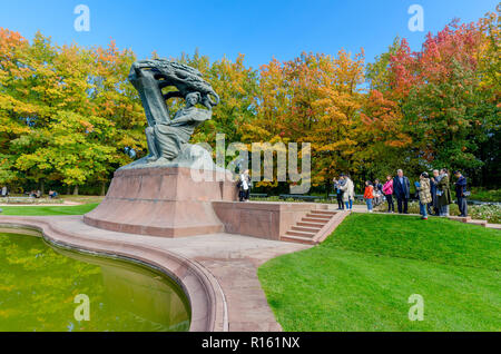 Statue de Frédéric Chopin (par Waclaw Szymanowski) situé à l'hotel rhône Parc des Thermes royaux. Varsovie, Pologne. Banque D'Images