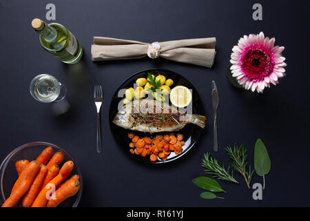 Un repas sain : la brème de mer, poêlée de carottes et pommes de terre au four Banque D'Images