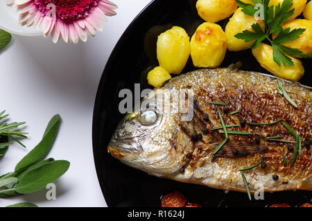 Un repas sain : la brème de mer, poêlée de carottes et pommes de terre au four Banque D'Images