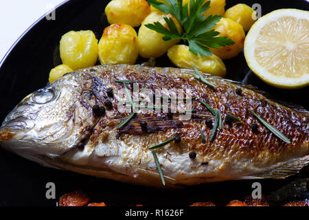 Un repas sain : la brème de mer, poêlée de carottes et pommes de terre au four Banque D'Images