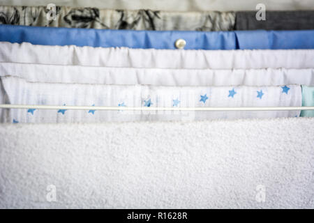 Différents types de vêtements suspendus à sécher sur un clotheshorse Banque D'Images