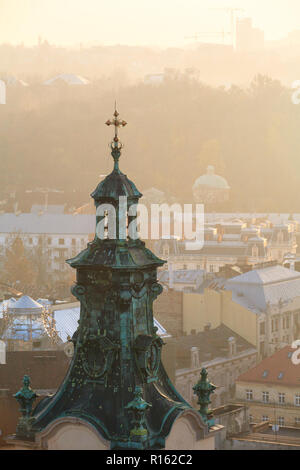 Clocher de cathédrale Latine à Lviv, Ukraine. Coucher du soleil sur la ville de Lviv. Vue à vol d'Oiseau de Lviv Banque D'Images