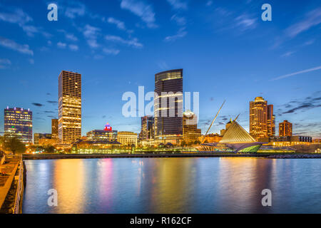 Milwaukee, Wisconsin, États-Unis centre-ville de ville sur le lac Michigan au crépuscule. Banque D'Images