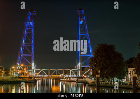 Un pont de levage sur un canal est éclairé par des lumières bleues Banque D'Images