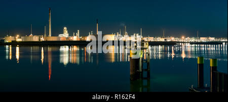 Panorama de lumières dans Europoort à heure bleue. L'Europort est une zone du port de Rotterdam et la zone industrielle adjacente aux Pays-Bas. Banque D'Images