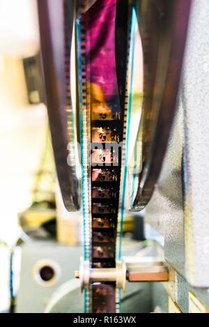 Film sur un vieux projecteur pour l'affichage des films. Banque D'Images