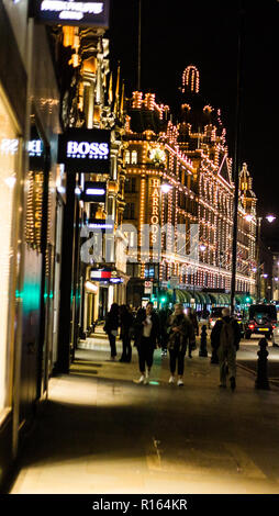 Vue sur le magasin Harrods sur Brompton Road à Knightsbridge, Londres la nuit. Banque D'Images