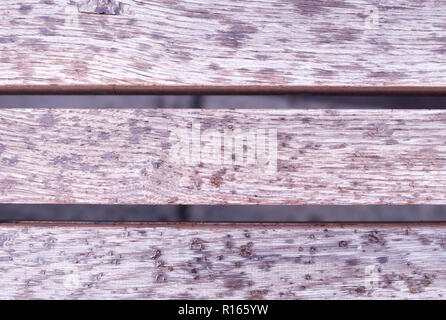 La texture de la surface en bois gris humide, banc. arrière-plan. Banque D'Images