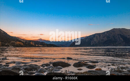 Le Lac Wakatipu près de Queenstown au lever du soleil, île du Sud, Nouvelle-Zélande Banque D'Images