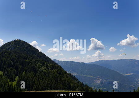 Parapente planeur forte contre le ciel bleu et les montagnes au-dessus du lac d'Annecy France Banque D'Images