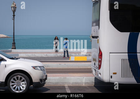 Un couple d'Asie prenez des photos sur Corniche Abu Dhabi Banque D'Images