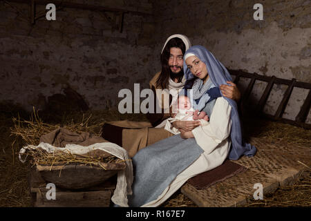 Crèche de Noël vivent dans une vieille grange - Reenactment jouer avec des costumes authentiques. Banque D'Images