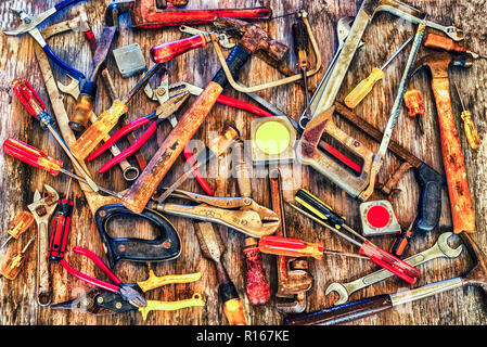 Close up d'un groupe d'outils sur un fond de bois. Banque D'Images