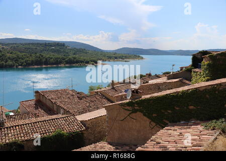 Village et vue sur le lac au lac Sainte Croix France Banque D'Images