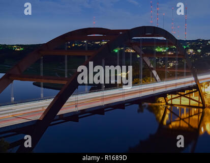 Une image de nuit de l'emblématique pont Pennybacker, connu par les locaux comme le pont 360, dans la belle montagne d'Austin, Texas Banque D'Images