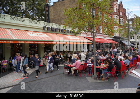 Diners à l'extérieur de la société Comptoir Libanais restaurant de style comptoir libanais sur Exhibition Road, South Kensington Banque D'Images