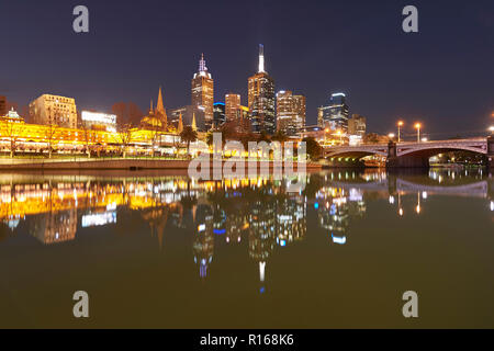 Skyline, skyscrappers à la rivière Yarra, dans la nuit, Centre Ville, Melbourne, Victoria, Australie Banque D'Images