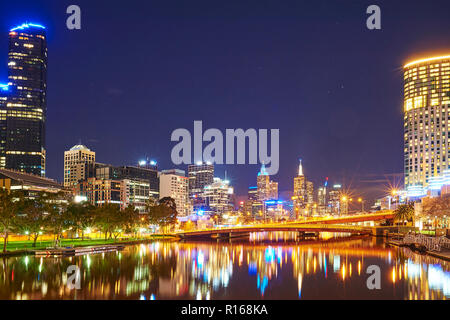 Skyline, skyscrappers à la rivière Yarra, dans la nuit, Centre Ville, Melbourne, Victoria, Australie Banque D'Images