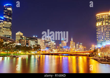 Skyline, skyscrappers à la rivière Yarra, dans la nuit, Centre Ville, Melbourne, Victoria, Australie Banque D'Images