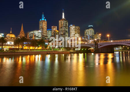 Centre-ville, d'Horizon, skyscrappers à Yarra River la nuit, Melbourne, Victoria, Australie Banque D'Images