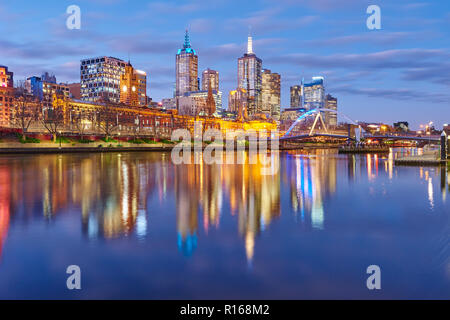 Centre-ville, à l'horizon avec scyscrappers au crépuscule de la rivière Yarra, Melbourne, Victoria, Australie Banque D'Images