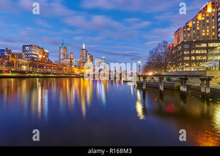 Centre-ville, à l'horizon avec scyscrappers au crépuscule de la rivière Yarra, Melbourne, Victoria, Australie Banque D'Images