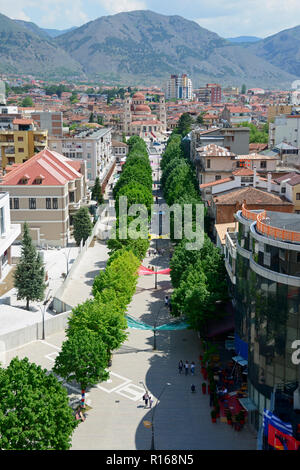 Promenade piétonne, vue à partir de la tour rouge sur le Boulevard Shen Gjergji, Cathédrale de la résurrection à l'arrière, centre-ville, Korca Banque D'Images