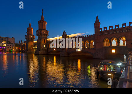 Oberbaum bridge avec de légères traces de métro dans la lumière du soir, Kreuzberg, Berlin, Allemagne Banque D'Images