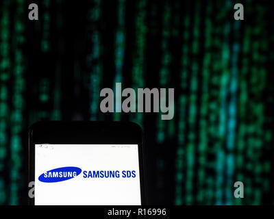 Logo Samsung SDS vu affichée sur téléphone intelligent. Samsung SDS, créé en 1985, en tant que filiale de Samsung Group offre des services de technologie de l'information. Il s'agit notamment de services de consultation ; services techniques ; et de l'infogérance. Banque D'Images