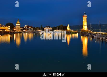 Lion bavarois, Mangturm et phare dans le port, crépuscule, la réflexion de l'eau, le lac de Constance, Lindau, Bavière, Allemagne Banque D'Images