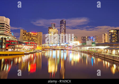 Skyline, skyscrappers à la rivière Yarra, dans la nuit, Centre Ville, Melbourne, Victoria, Australie Banque D'Images