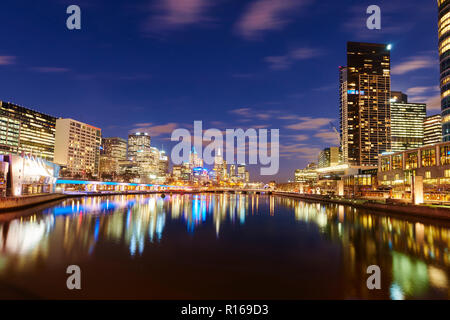 Centre-ville, à l'horizon avec scyscrappers au crépuscule de la rivière Yarra, Melbourne, Victoria, Australie Banque D'Images
