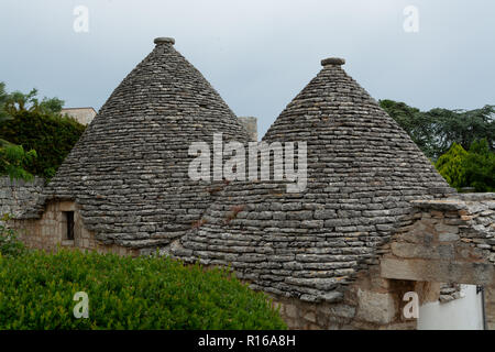 La petite ville unique Sud Italia Alberobello avec pierres antient maisons coniques trullo, destination touristique, région des Pouilles près de Bari Banque D'Images