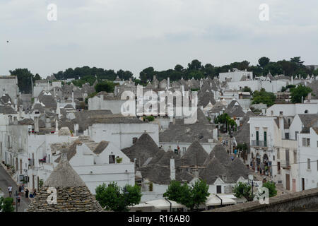 La petite ville unique Sud Italia Alberobello avec pierres antient maisons coniques trullo, destination touristique, région des Pouilles près de Bari Banque D'Images
