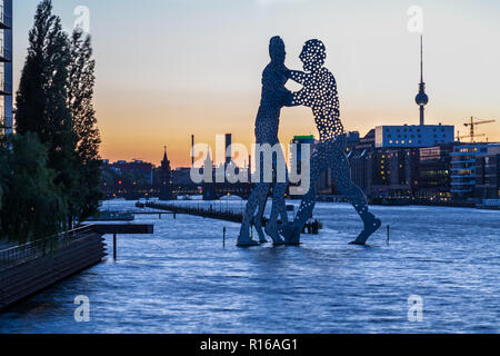 L'homme molécule sculpture par l'artiste Jonathan Borofsky, Spree, à l'arrière Pont Oberbaum et tour de télévision d'Alexanderplatz Banque D'Images