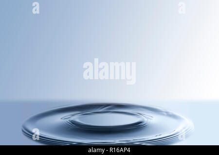 Vaguelettes sur la surface liquide circulaire Banque D'Images