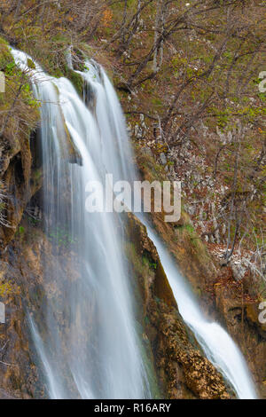 Cascade magnifique peu de capture dans les lacs de Plitvice, Croatie Banque D'Images